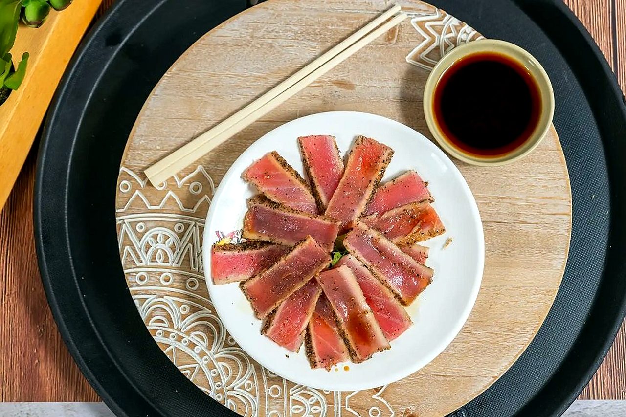 Seared pepper tuna slices with ponzu